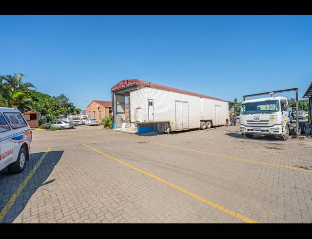 2,200M² BUSINESS CENTRE FOR SALE IN TONGAAT INDUSTRIAL